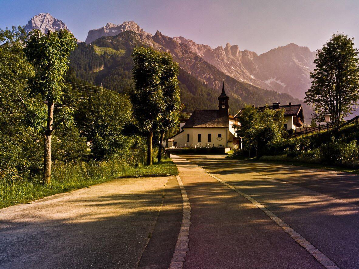Hinterthal – Urlaubsort mit Charakter – Ortsbild mit Kirche und umgebender Berglandschaft
