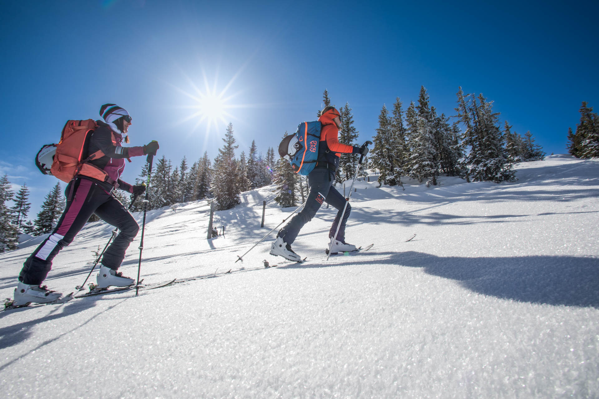 Skitouren am Hochkönig – Skitourengeher im Aufstieg mit Bergpanorama