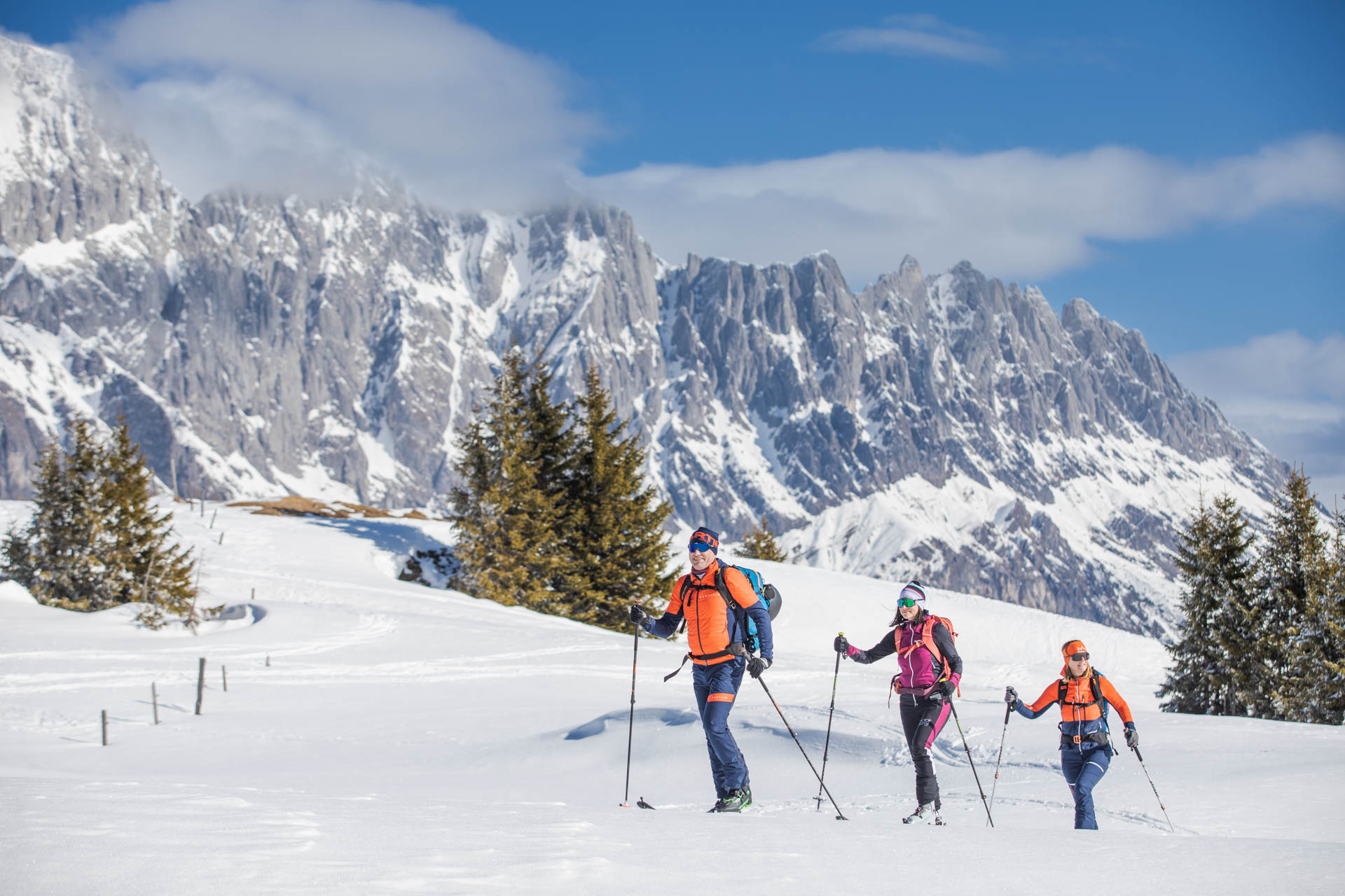 Skitouren am Hochkönig – Aufstiegsspur oder Tourengruppe im Schnee