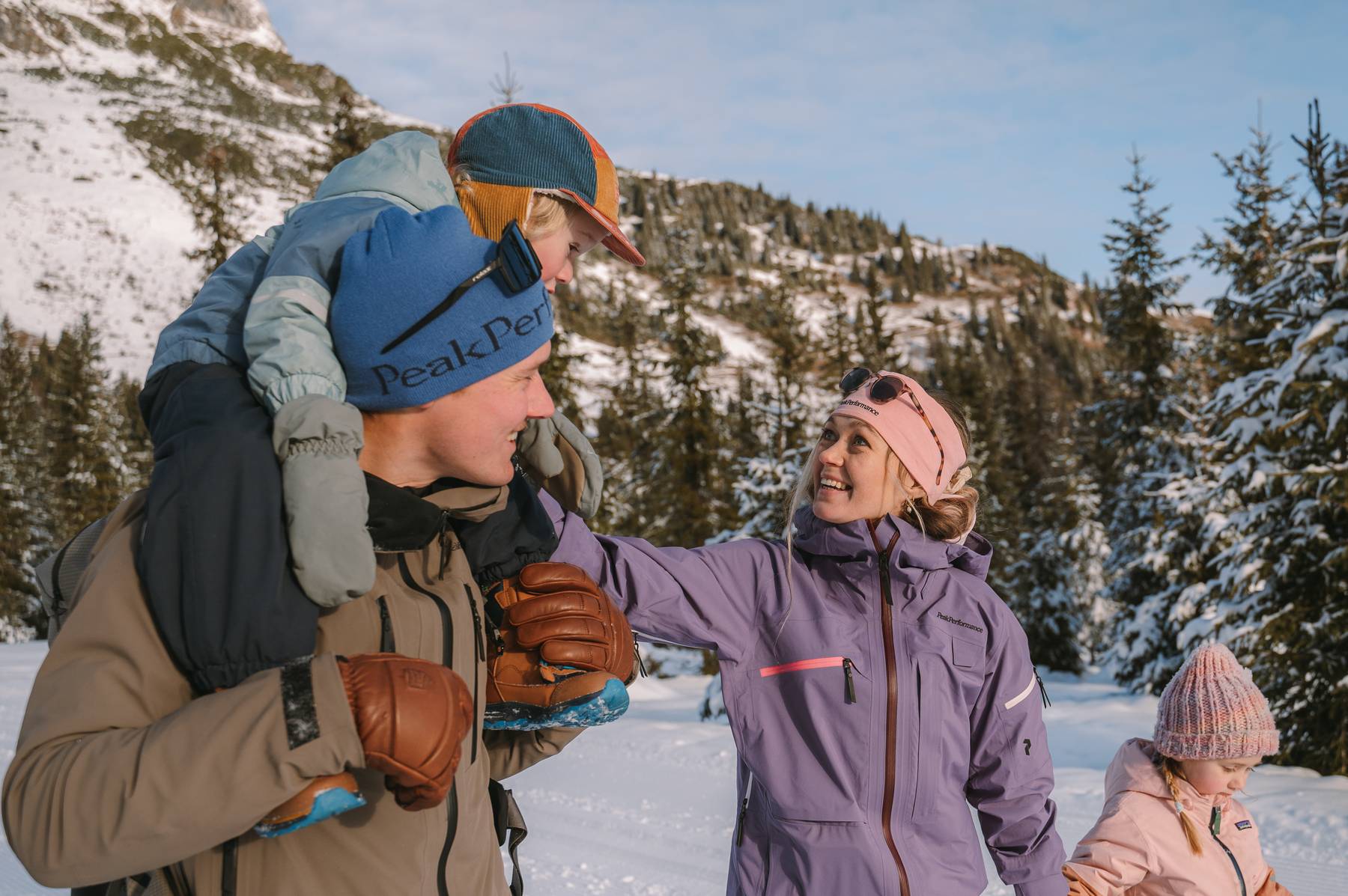 Winterwandern & Schneeschuhwandern – Schneeschuhwanderer oder verschneiter Wald